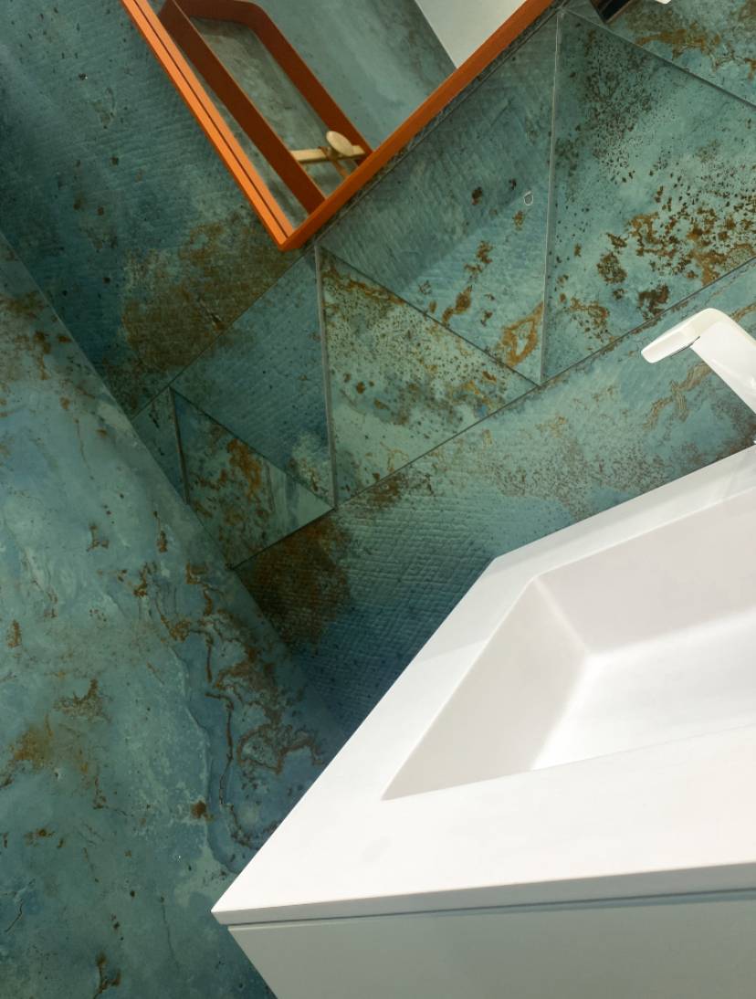 Douche à l'italienne avec receveur blanc à découvrir dans notre showroom à Nice - ADN