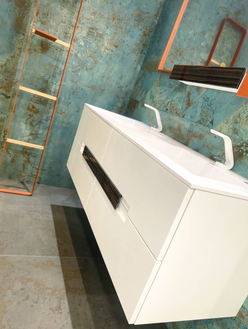 Douche à l'italienne avec receveur blanc à découvrir dans notre showroom à Nice - ADN