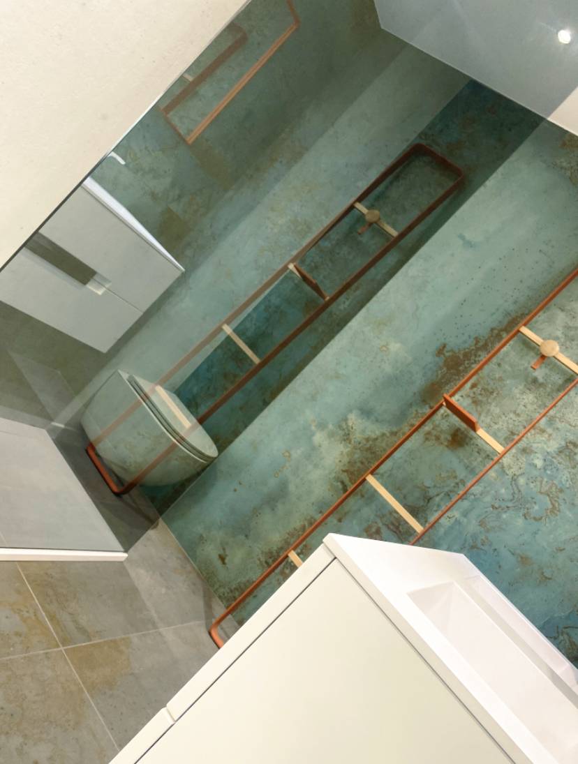 Douche à l'italienne avec receveur blanc à découvrir dans notre showroom à Nice - ADN