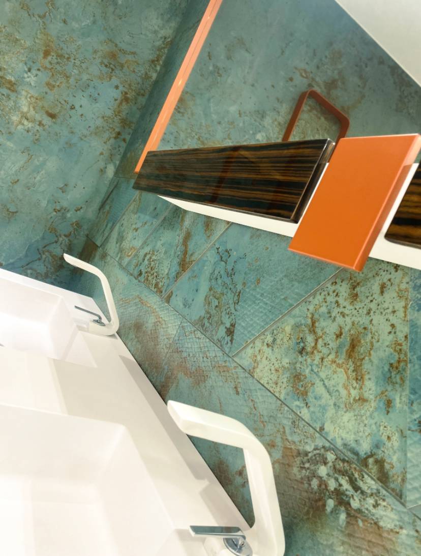 Douche à l'italienne avec receveur blanc à découvrir dans notre showroom à Nice - ADN