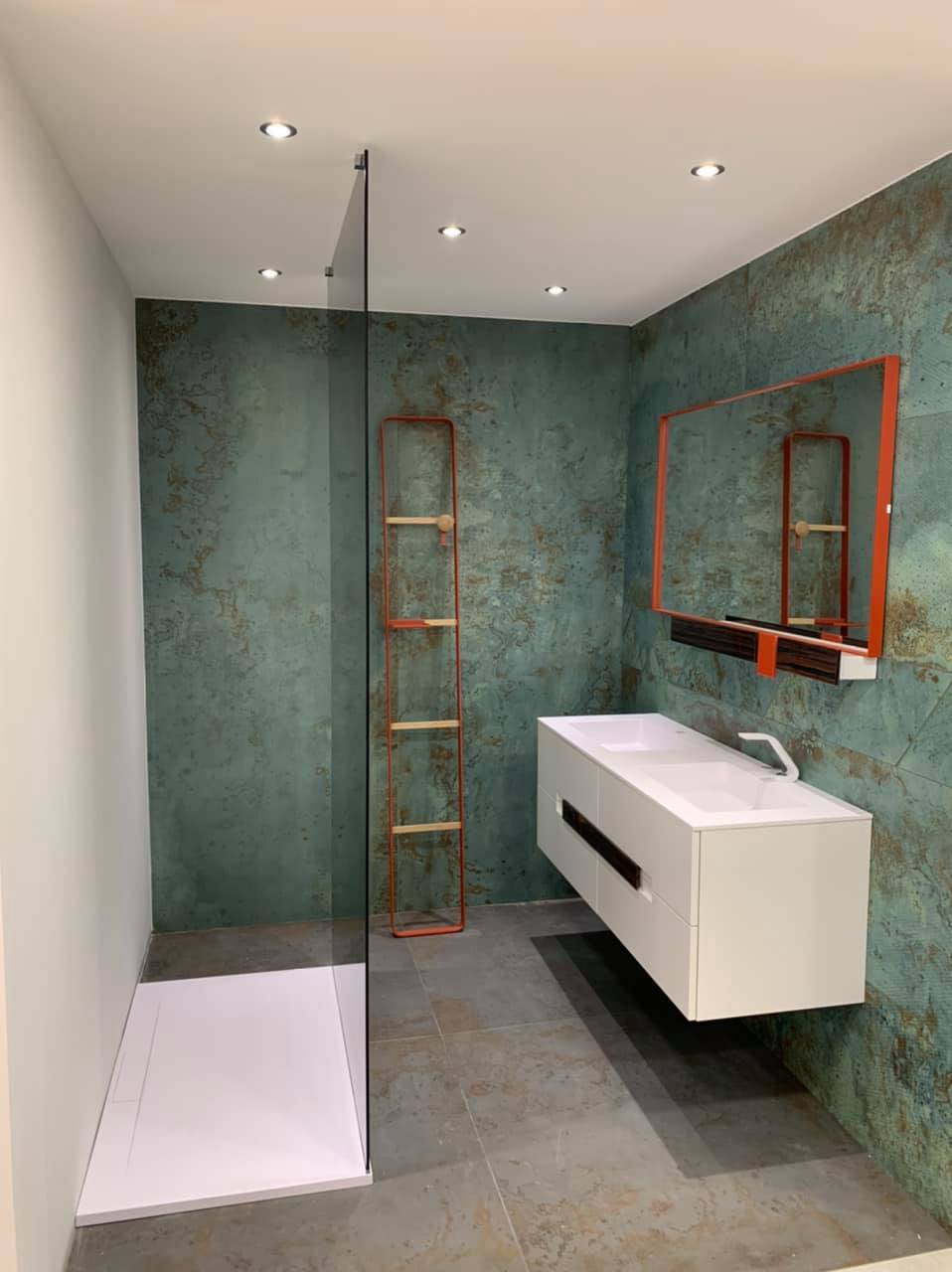 Douche à l'italienne avec receveur blanc à découvrir dans notre showroom à Nice